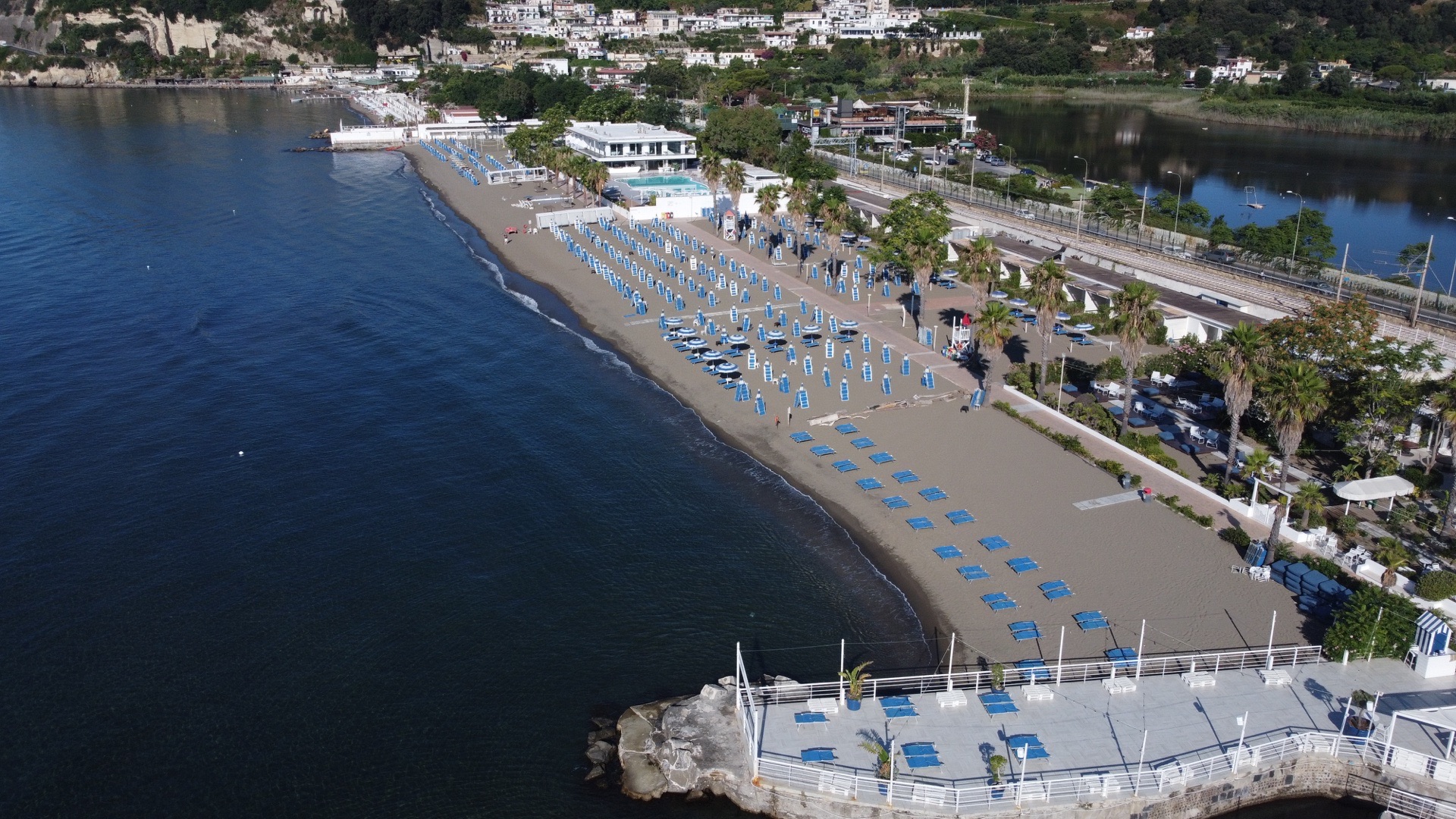 File di ombrelloni sulla spiaggia, pronte da prenotare