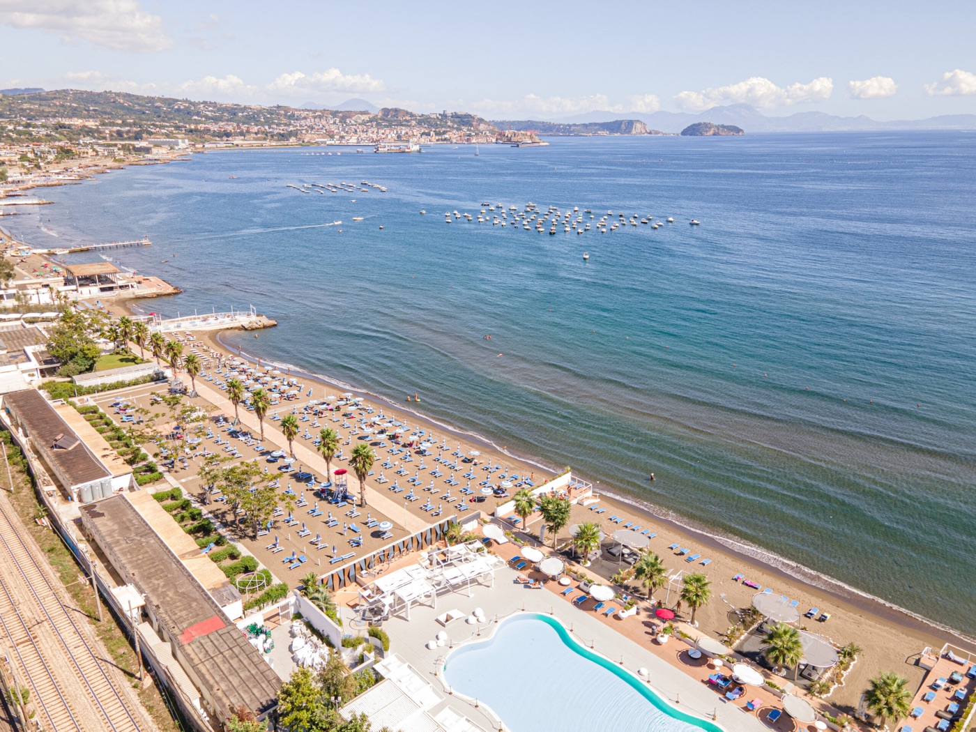 Lido Napoli visto dal drone: spiaggia, piscina e il golfo di Pozzuoli